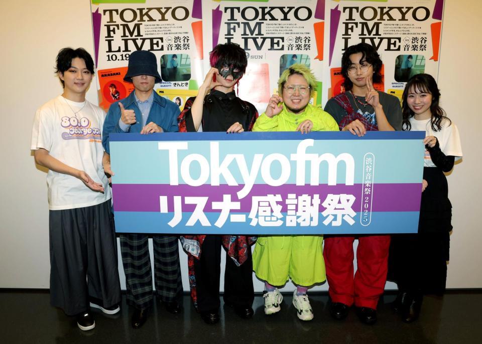 　ポーズを決める（左から）Ｎａｋａｍｕ、きんとき、超学生、こっちのけんと、ＡＫＡＳＡＫＩ、安藤咲良（撮影・西岡正）