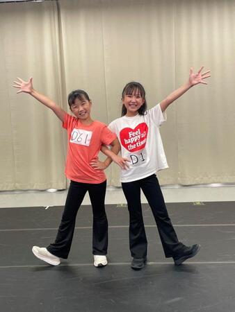 　笑顔で腕を組む下山夏永（左）と牧田花（Ａｎｎｉｅ２０２６©ＮＴＶ）