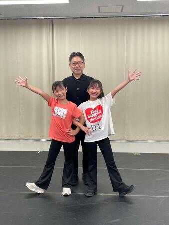 　演出家の山田和也氏（中央）と合格を喜ぶ下山夏永（左）と牧田花（Ａｎｎｉｅ２０２６©ＮＴＶ）