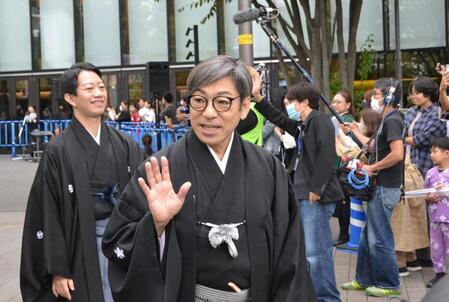 　「立川立飛歌舞伎特別公演」の開幕記念お披露目会に登場した市川中車（手前）と中村壱太郎