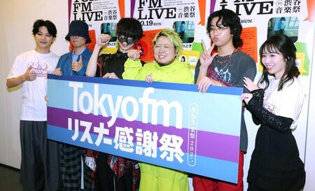 　ポーズを決める（左から）Ｎａｋａｍｕ、きんとき、超学生、こっちのけんと、ＡＫＡＳＡＫＩ、安藤咲良（撮影・西岡正）