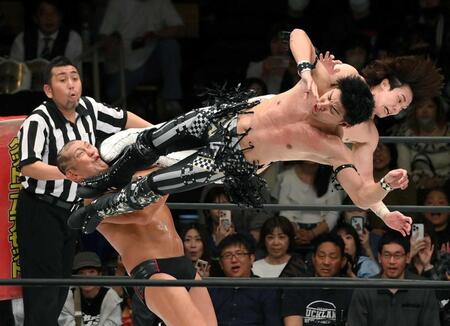 　鈴木みのる（左）をドロップキックで攻める武知海青（右手前）と上野勇希（撮影・堀内翔）