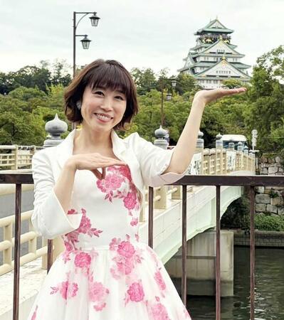 　「大阪恋しずく」のＭＶ同様、大阪城を手に乗せ笑顔を見せる水森かおり