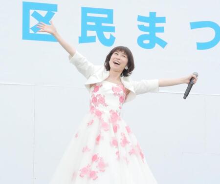 　「中央区民まつり」のミニステージで満面の笑みを見せる水森かおり