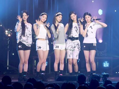 　ＩＬＬＩＴの（左から）ＭＩＮＪＵ、ＩＲＯＨＡ、ＭＯＫＡ、ＹＵＮＡＨ、ＷＯＮＨＥＥ＝２０２５年９月撮影