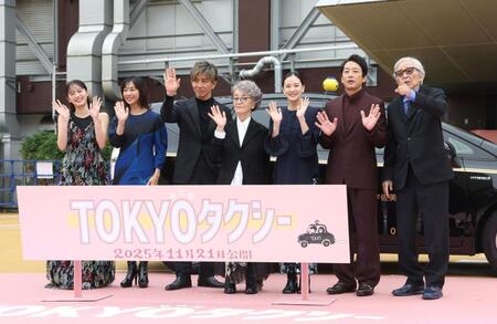 　セレモニーに登場した（左から）中島瑠菜、優香、木村拓哉、倍賞千恵子、蒼井優、迫田孝也、山田洋次監督（撮影・石井剣太郎）