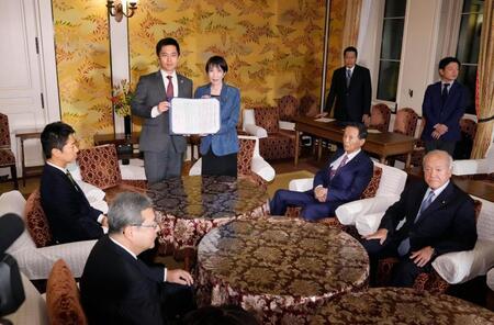 　連立政権合意書に署名し、撮影に応じる自民党の高市総裁（奥右）と日本維新の会の吉村代表（同左）