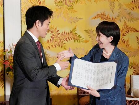 　連立政権合意書に署名し、握手を交わす自民党の高市総裁（右）と日本維新の会の吉村代表