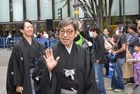 　「立川立飛歌舞伎特別公演」の開幕記念お披露目会に登場した市川中車（手前）と中村壱太郎