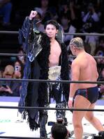 　入場する武知海青。右は鈴木みのる（撮影・堀内翔）