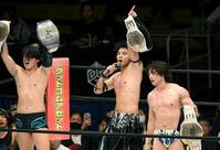 　王座防衛を果たして声援に応える（左から）Ｔｏ－ｙ、武知海青、上野勇希（撮影・堀内翔）