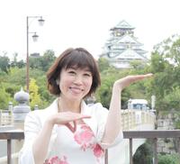 　「大阪恋しずく」のＭＶ同様、大阪城を手に乗せ笑顔を見せる水森かおり