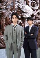 　Ｎｅｔｆｌｉｘシリーズ「九条の大罪」に出演する柳楽優弥（左）とＳｉｘＴＯＮＥＳ・松村北斗