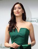 　テープカットセレモニーに登壇した新木優子