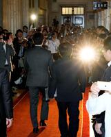 　自民党の高市総裁との会談に向かう日本維新の会の吉村代表（左）