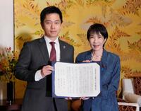 　署名した連立政権合意書を報道陣に示す自民党の高市総裁（右）と日本維新の会の吉村代表