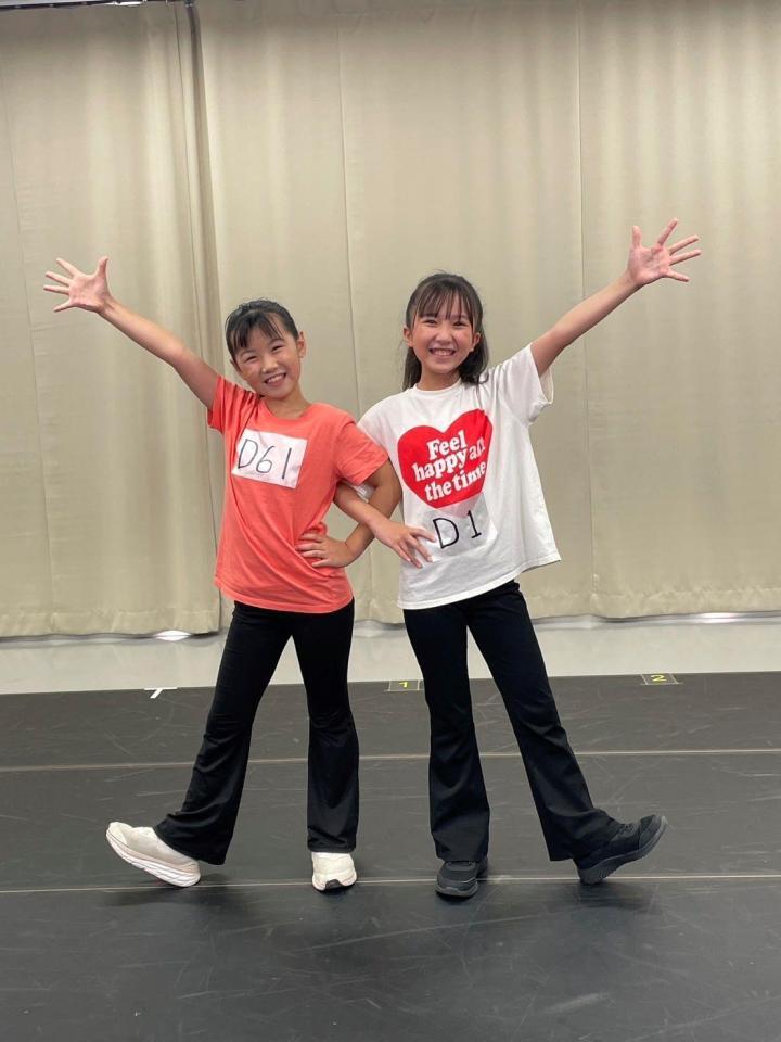 　笑顔で腕を組む下山夏永（左）と牧田花（Ａｎｎｉｅ２０２６©ＮＴＶ）