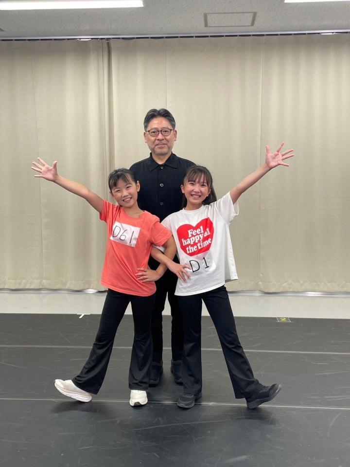 　演出家の山田和也氏（中央）と合格を喜ぶ下山夏永（左）と牧田花（Ａｎｎｉｅ２０２６©ＮＴＶ）