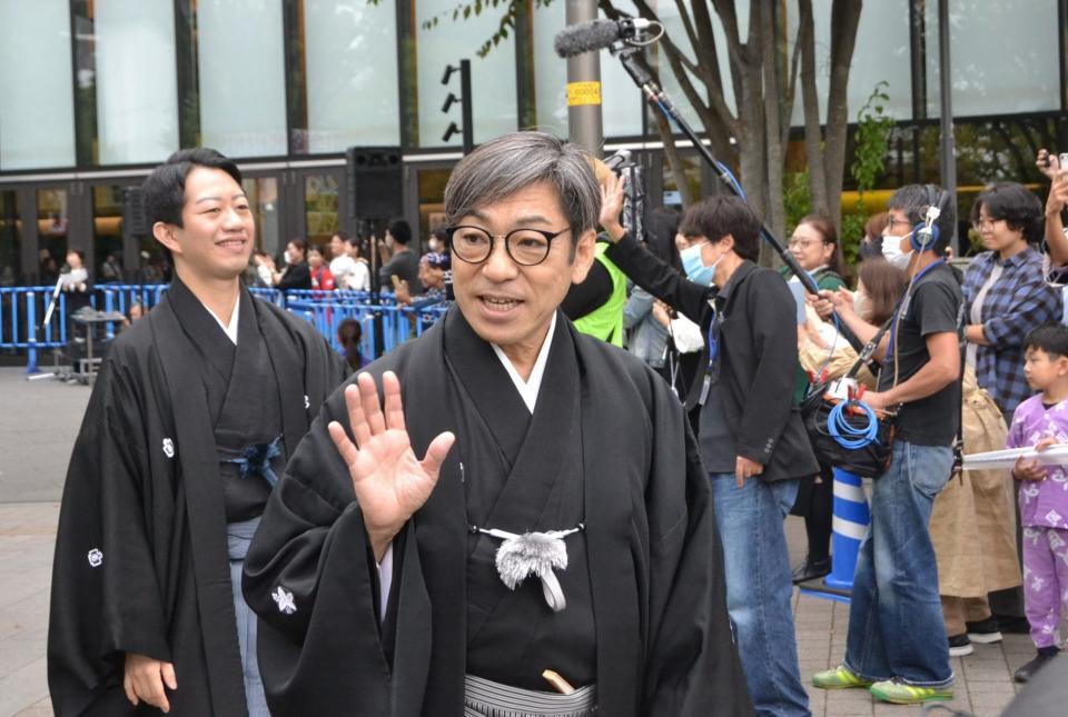 　「立川立飛歌舞伎特別公演」の開幕記念お披露目会に登場した市川中車（手前）と中村壱太郎