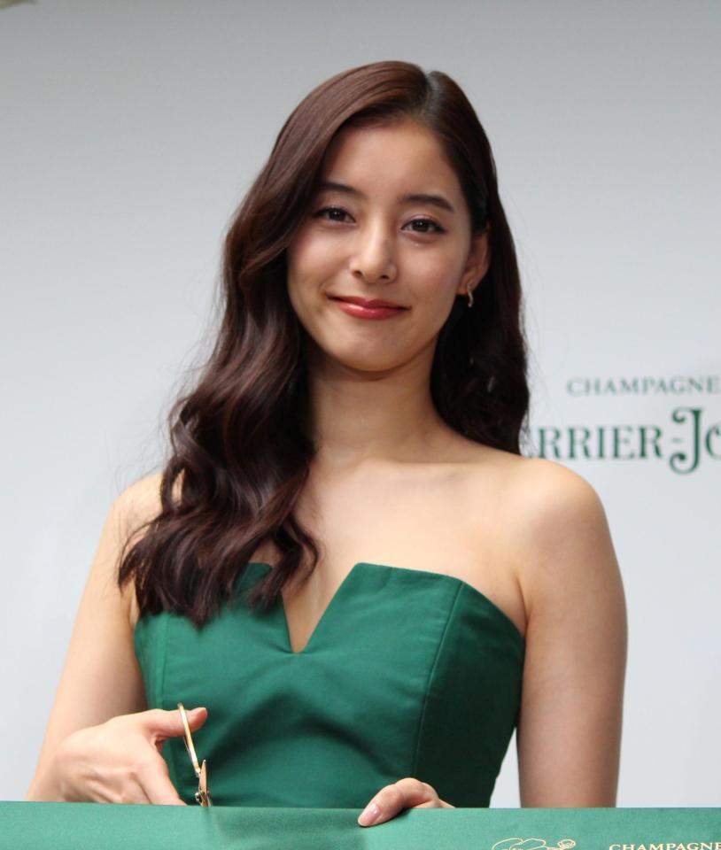 　テープカットセレモニーに登壇した新木優子