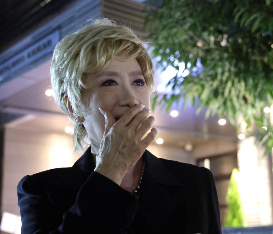 　疋田拓さんとの思い出を話す瀬川瑛子（撮影・西岡正）