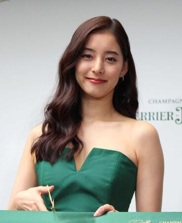 　テープカットセレモニーに登壇した新木優子