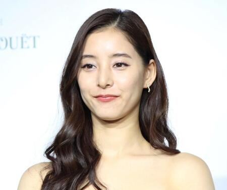 　テープカットセレモニーに登壇した新木優子