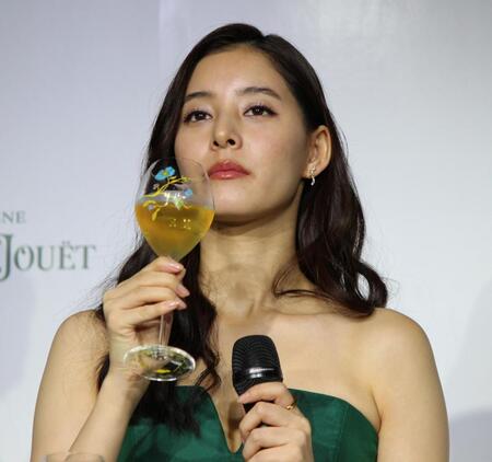 　テープカットセレモニーに登壇した新木優子