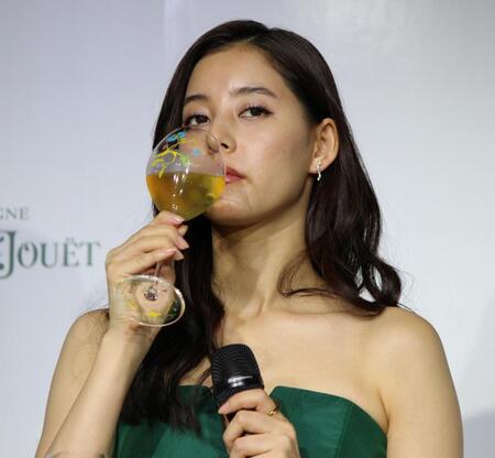 　テープカットセレモニーに登壇した新木優子