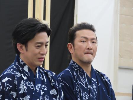 　「歌舞伎絶対続魂（ショウ・マスト・ゴー・オン）幕を閉めるな」取材会を行った松本幸四郎（左）と中村獅童