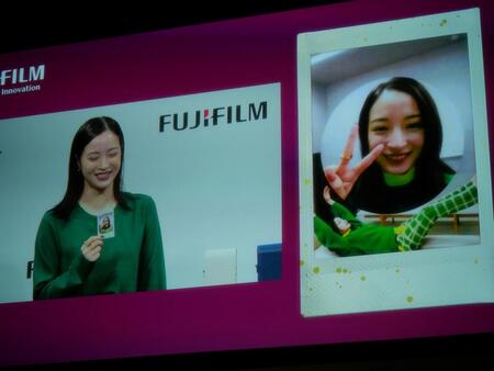 　チェキで撮影した渾身の１枚を披露する広瀬すず