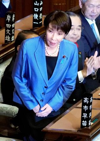 　衆院本会議で第１０４代首相に指名され、起立する自民党の高市早苗総裁。憲政史上初となる女性首相が誕生した