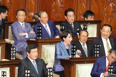 　衆院本会議に臨む自民党の高市早苗総裁（画面中央）