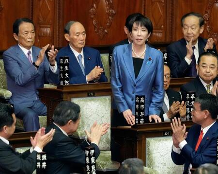 　衆院本会議で第１０４代首相に指名され、起立する自民党の高市早苗総裁
