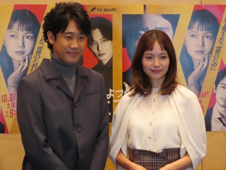 　テレビ朝日系ドラマ「ちょっとだけエスパー」の取材会に出席した大泉洋（左）と宮﨑あおい