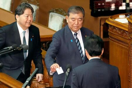 　衆院本会議の首相指名選挙で投票する自民党の石破茂首相