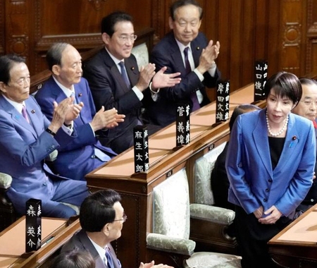 　衆院本会議で第１０４代首相に指名され、起立する自民党の高市早苗総裁。憲政史上初となる女性首相が誕生した