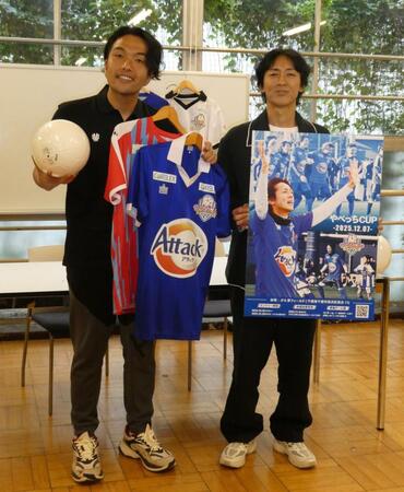 　写真撮影に応じる（左から）盛山晋太郎、矢部浩之