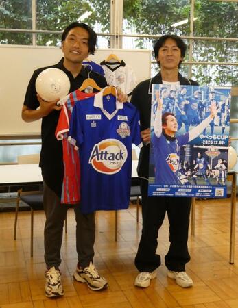 　写真撮影に応じる（左から）盛山晋太郎、矢部浩之