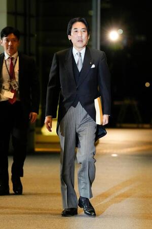 　皇居での認証式を前に首相官邸に入る城内実経済財政相