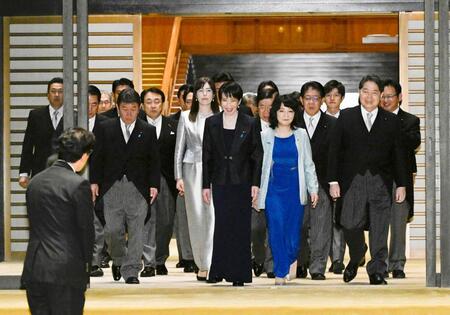 　任命式と認証式を終え、記念撮影に臨む高市早苗首相（前列中央）と閣僚ら