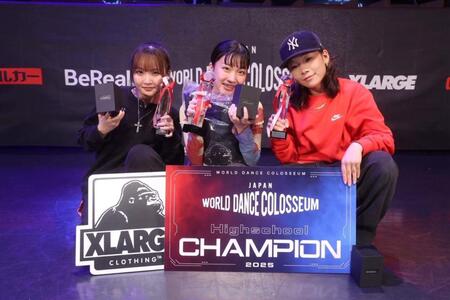 　（左から）ＲＩＲＩＡ、ＭＯＭＯＫＡ、ＫＯＮＯＫＡ＝ＫＴ　Ｚｅｐｐ　Ｙｏｋｏｈａｍａ