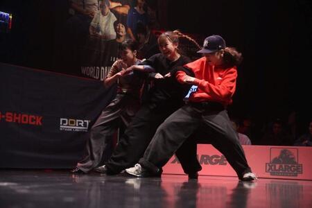 　（左から）ＭＯＭＯＫＡ、ＲＩＲＩＡ、ＫＯＮＯＫＡ＝ＫＴ　Ｚｅｐｐ　Ｙｏｋｏｈａｍａ