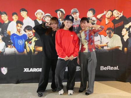 　（左から）ＲＩＲＩＡ、ＫＯＮＯＫＡ、ＭＯＭＯＫＡ＝ＫＴ　Ｚｅｐｐ　Ｙｏｋｏｈａｍａ