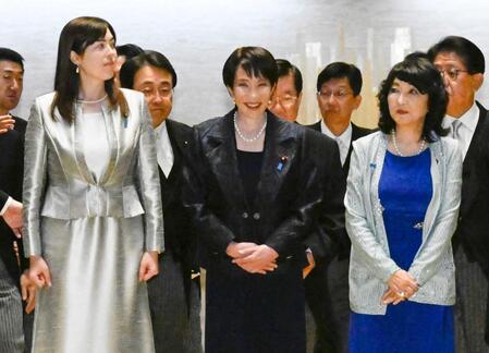 　任命式と認証式を終え、記念撮影に臨む高市早苗首相（中央）と小野田紀美経済安保相（左）、片山さつき財務相ら＝２１日