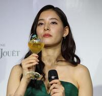 　テープカットセレモニーに登壇した新木優子