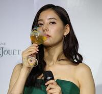 　テープカットセレモニーに登壇した新木優子