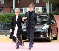 　セレモニーに登場した木村拓哉（右）と倍賞千恵子（撮影・石井剣太郎）