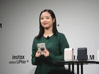 　チェキを手に笑顔を見せる広瀬すず