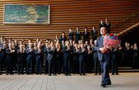 　花束を手に首相官邸を去る石破茂首相